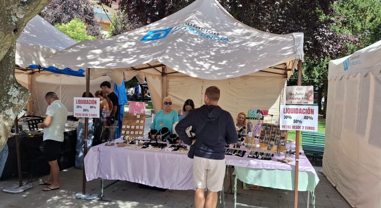 Puestos de venta en la Feria del Camino Olvidado en Guardo