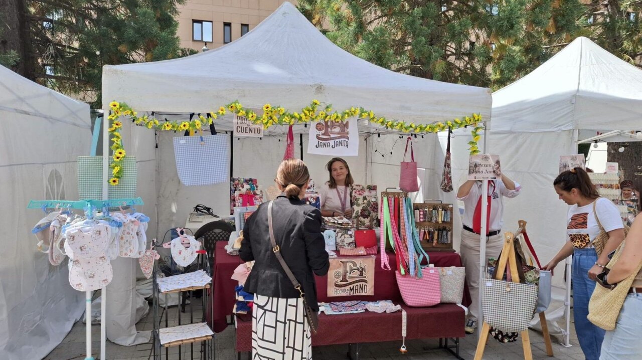 Puesto de artesanías en la Feria del Camino Olvidado en Guardo