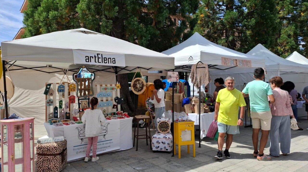 Puestos de artesanía en la Feria del Camino Olvidado en Guardo