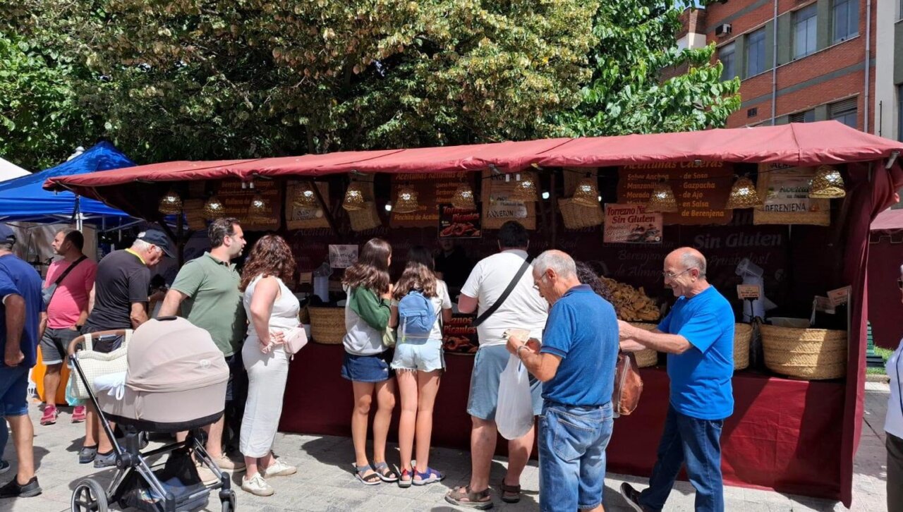 Personas disfrutando de la Feria del Camino Olvidado en Guardo