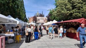 Feria del Camino Olvidado en Guardo con puestos y visitantes
