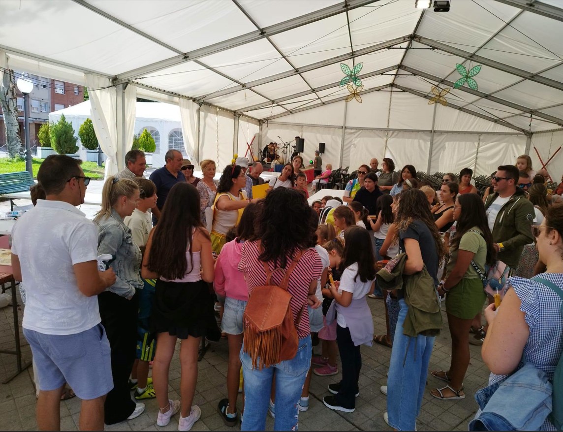 Multitud disfrutando de la Feria del Camino Olvidado en Guardo