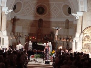 Concierto en la Abadía de Husillos con velas y músicos