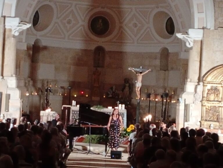 Concierto en la Abadía de Husillos con velas y músicos
