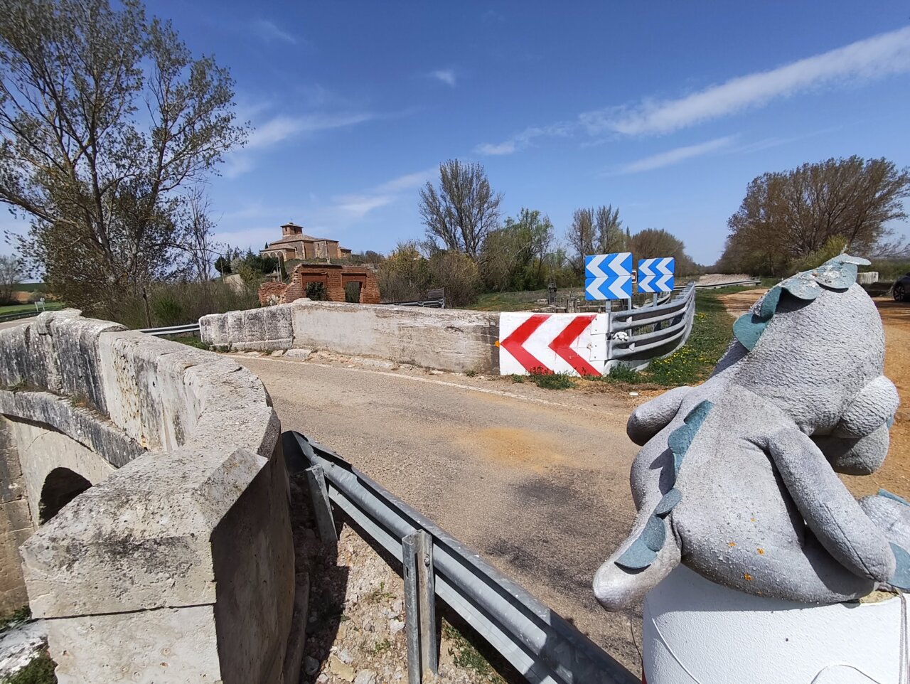 Muñecos de un dinosaurio y un conejo en Naveros de Pisuerga
