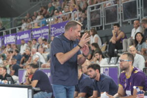 Entrenador dando instrucciones durante un partido de baloncesto en Palencia.