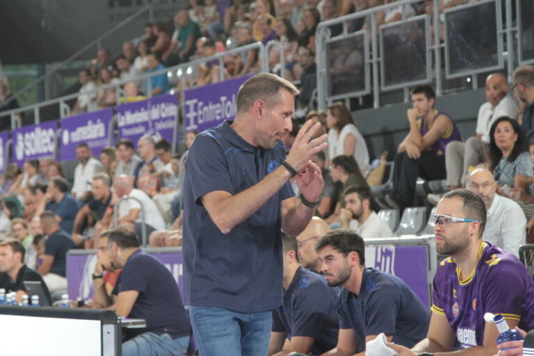 Entrenador dando instrucciones durante un partido de baloncesto en Palencia.