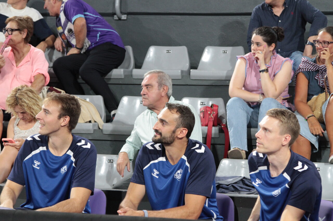Jugadores del equipo de baloncesto de Palencia en el banquillo durante un partido.