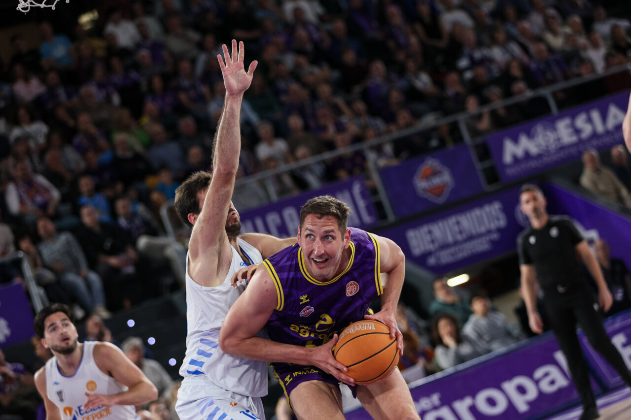 Vucetic jugando baloncesto en un partido con el Palencia Baloncesto