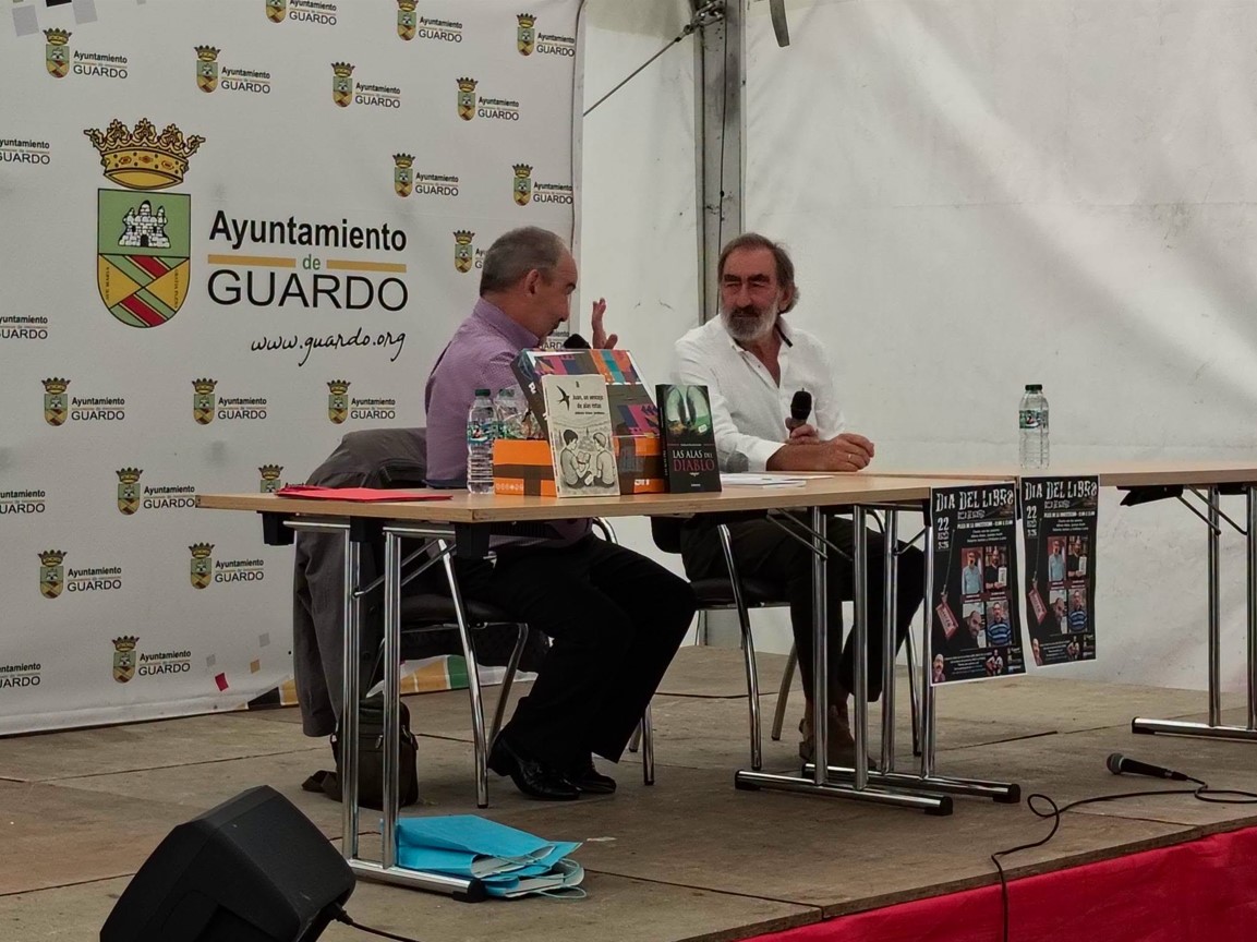 Presentación de libros durante la Feria del Camino Olvidado en Guardo