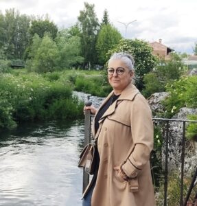 Marilo González en Velilla del Río Carrión junto al río