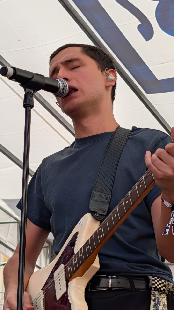 Guitarrista cantando en el festival Sonorama 2026