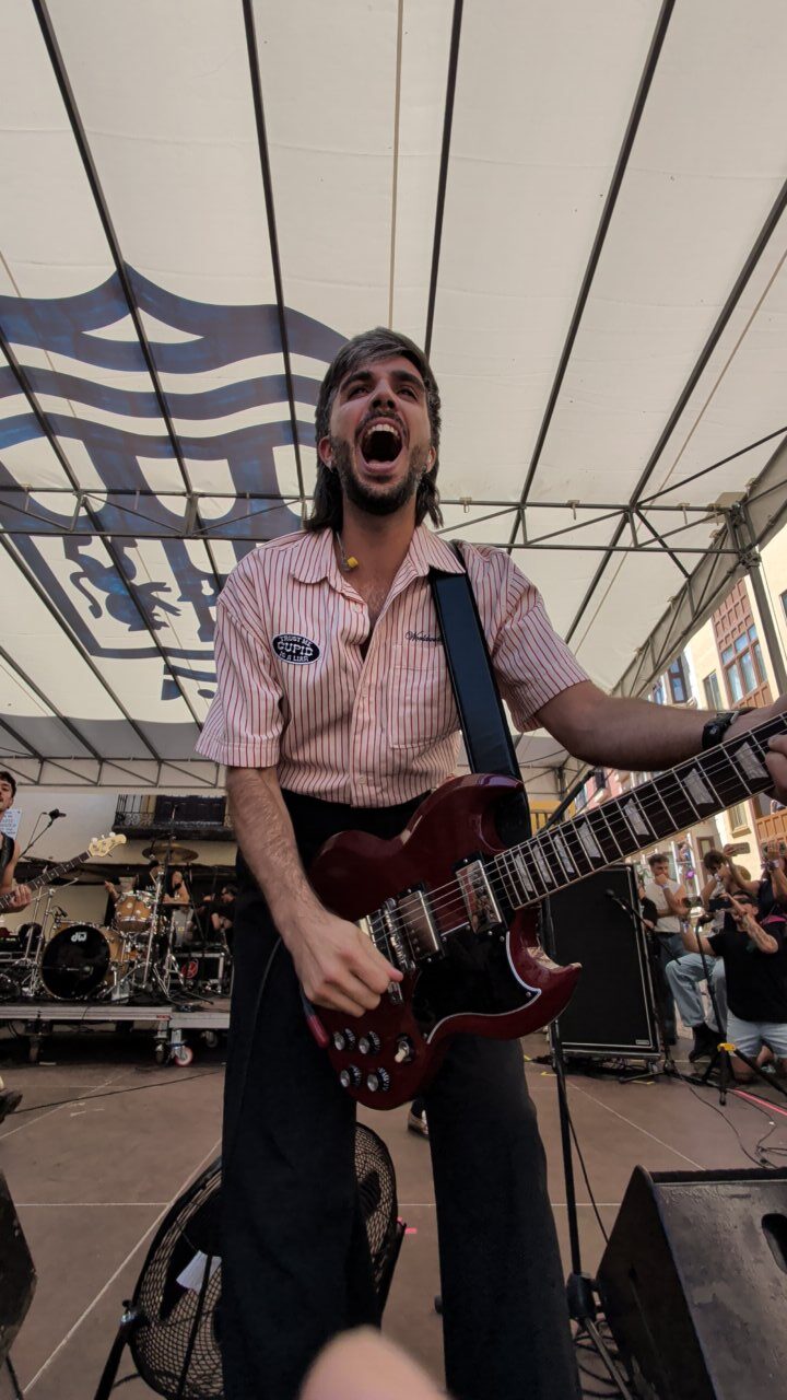 Guitarrista emocionado tocando en el festival Sonorama 2026