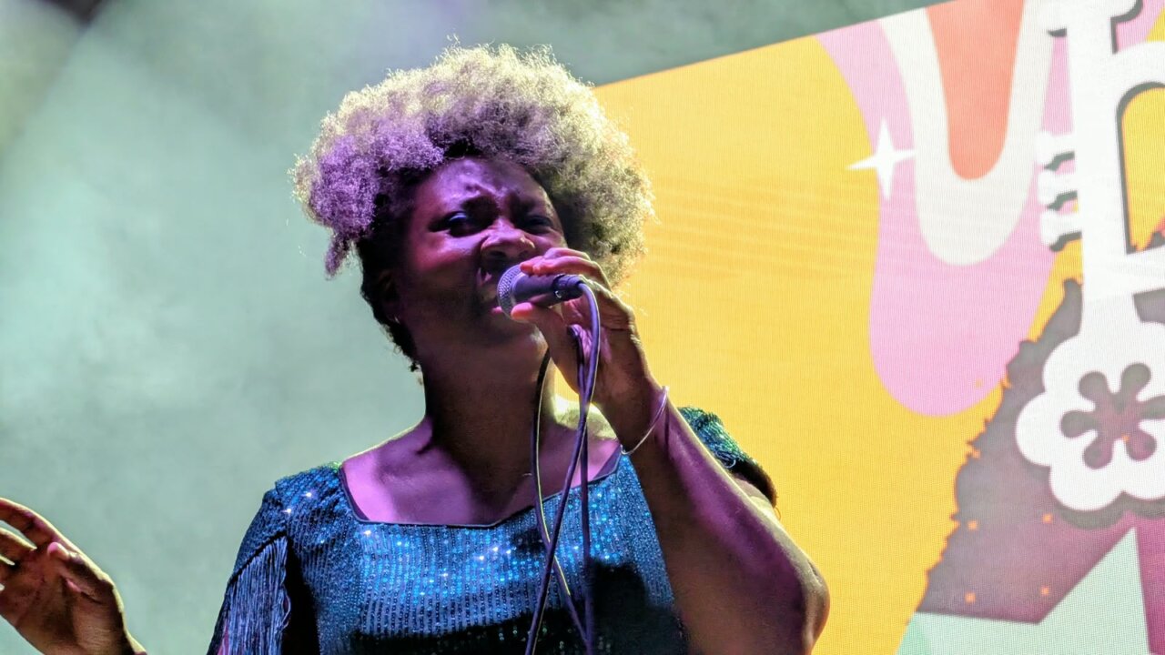 Cantante de Principles of Joy en concierto en Palencia