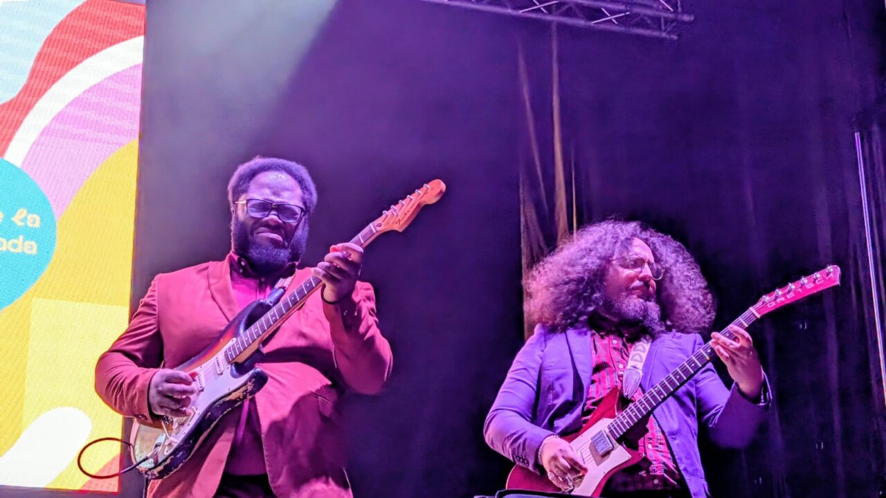 Músicos de Principles of Joy tocando en un concierto en Palencia.