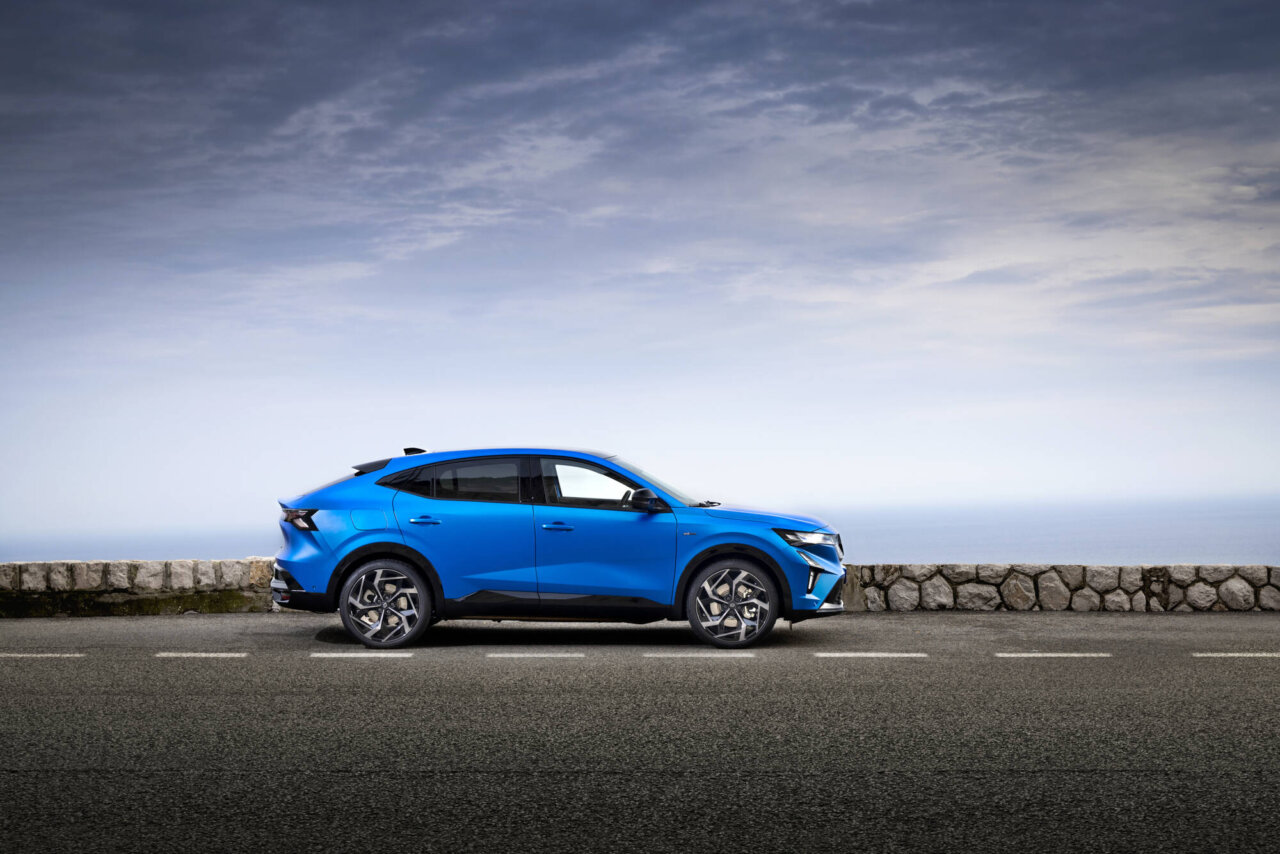Renault Rafale SUV coupé azul en una carretera junto al mar