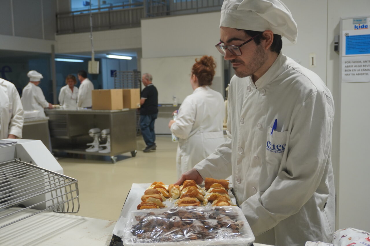 Estudiantes de CETECE preparando productos de panadería y repostería