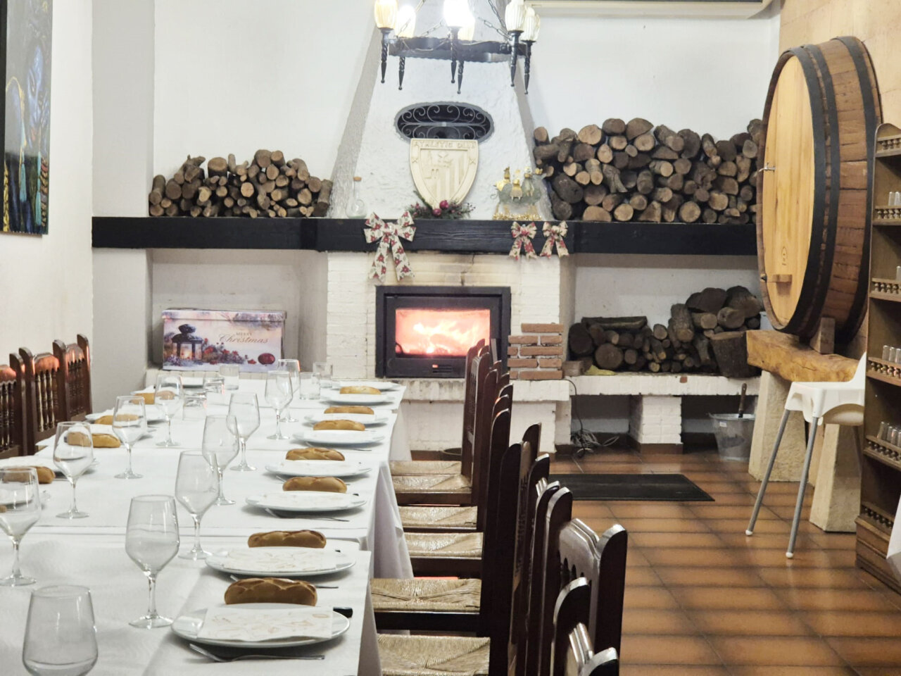 Interior del Asador Sidrería La Posada con mesa y chimenea