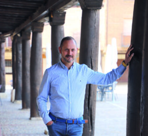 José Javier Lozano posando en un entorno festivo en Saldaña