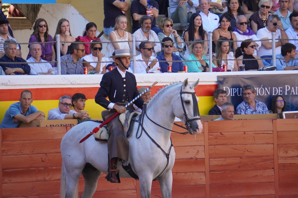 Rejoneador montando un caballo en la plaza de toros de Palencia.