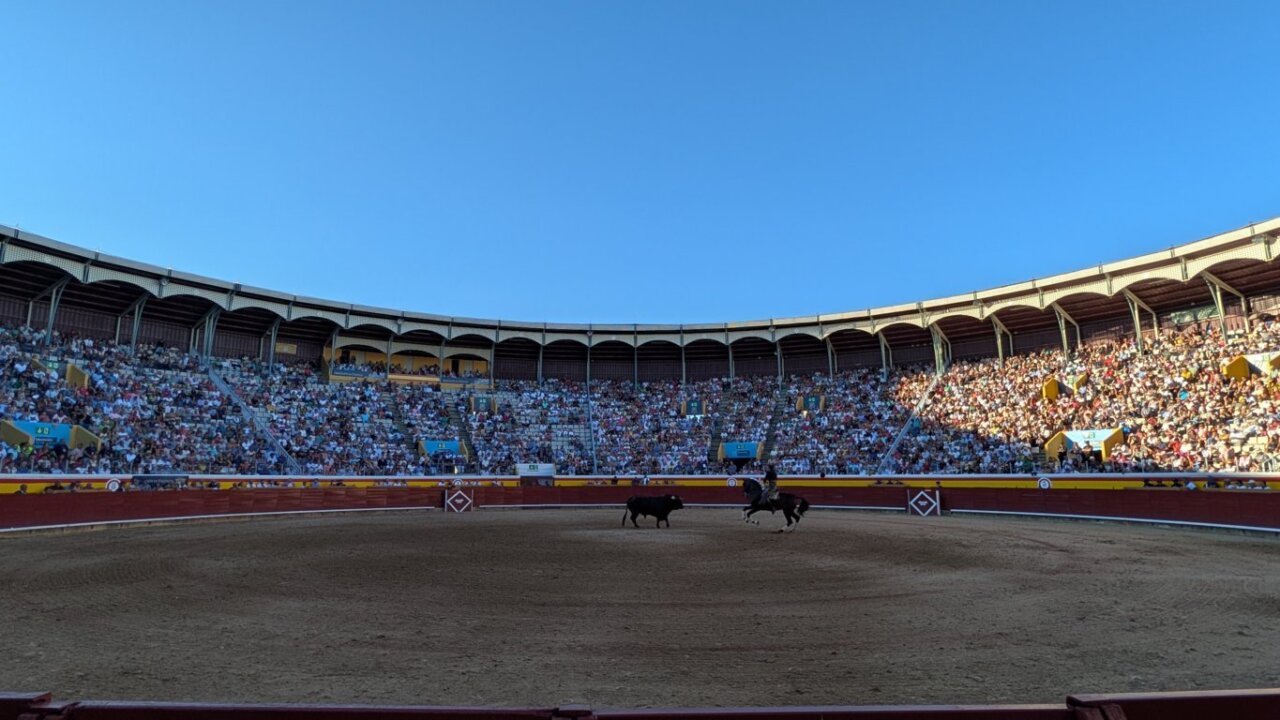 Vista de la plaza de toros llena durante una corrida de rejones en Palencia
