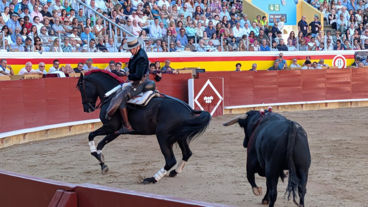Rejoneador montado a caballo durante una corrida de toros en Palencia