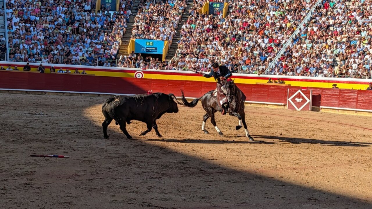 Diego Ventura lidiando un toro en la plaza de toros de Palencia