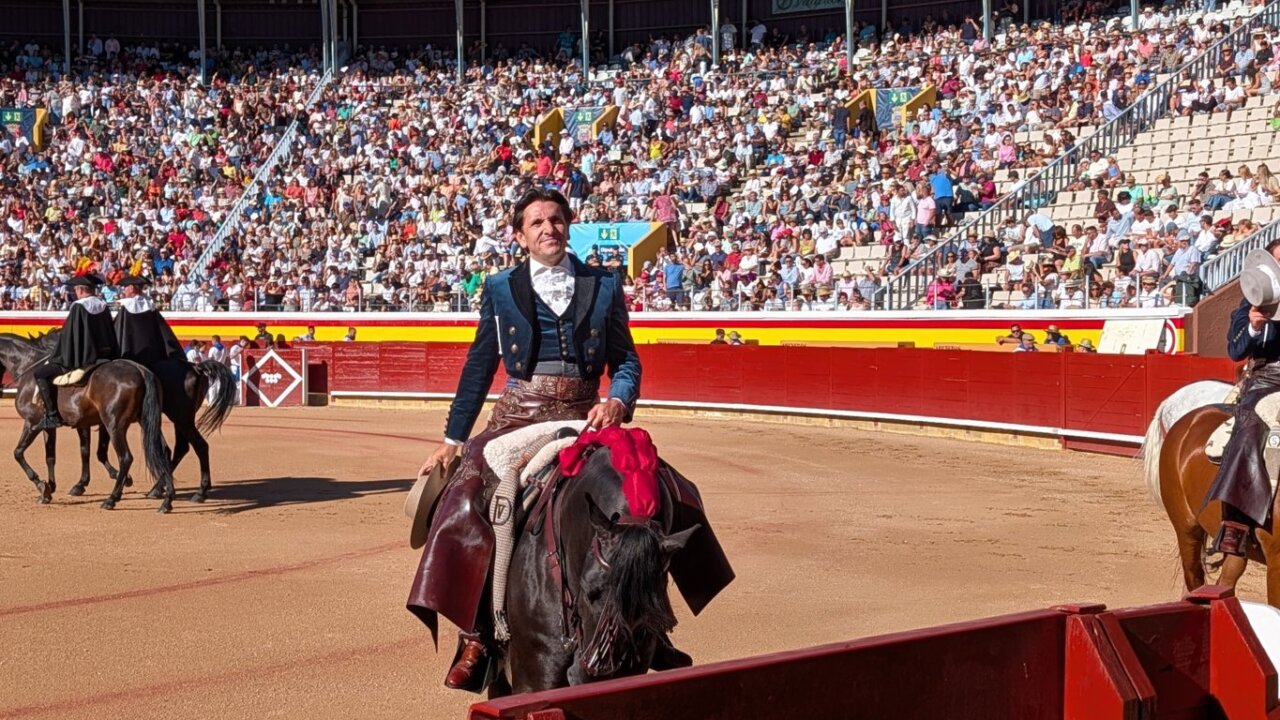 Rejoneador en la plaza de toros de Palencia durante una corrida