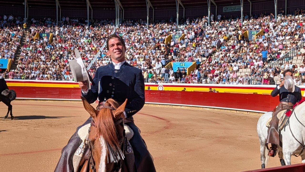 Rejoneador sonriente en la plaza de toros de Palencia con público animado