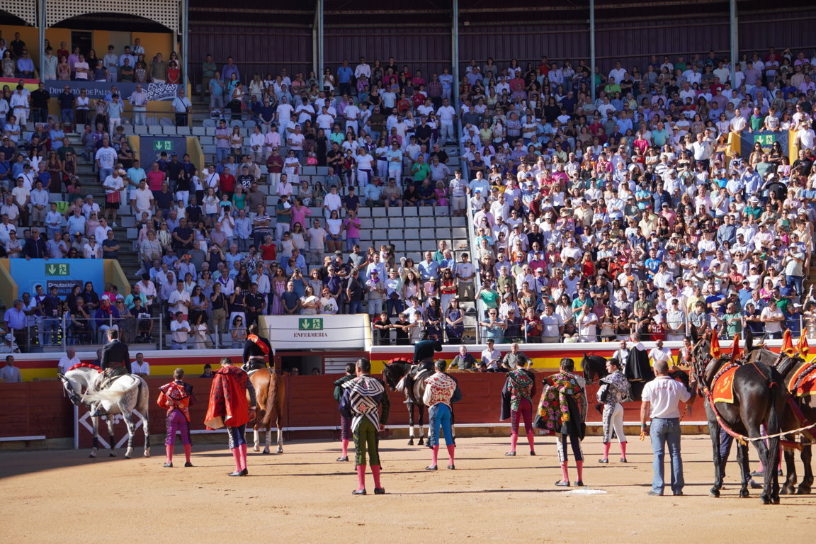 Imagen de la corrida de rejones en Palencia con público y toreros.