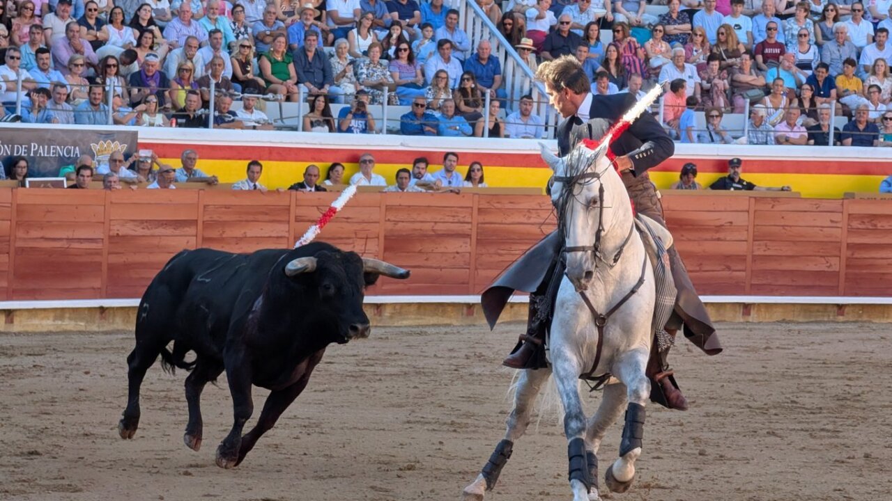Rejoneador montando a caballo durante la corrida de toros en Palencia.