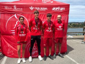 Cuatro miembros del Club Palentino de Piragüismo con medallas en un evento deportivo