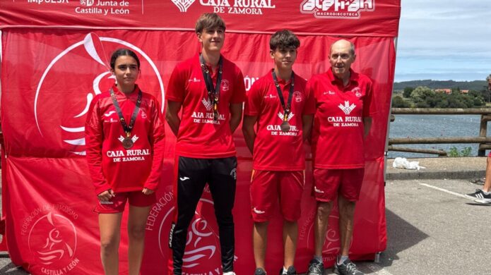 Cuatro miembros del Club Palentino de Piragüismo con medallas en un evento deportivo