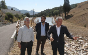 Tres hombres discutiendo sobre la renaturalización de antiguas minas en Velilla del Río Carrión