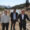 Tres hombres discutiendo sobre la renaturalización de antiguas minas en Velilla del Río Carrión