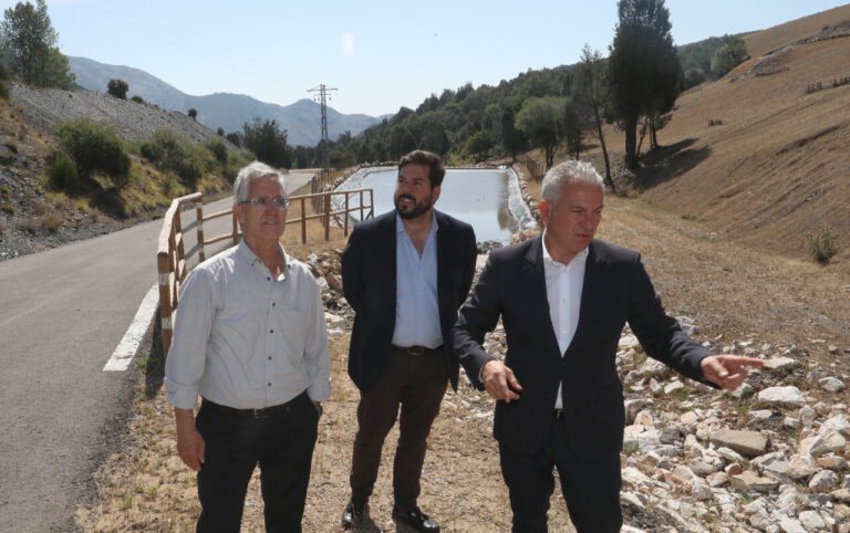 Tres hombres discutiendo sobre la renaturalización de antiguas minas en Velilla del Río Carrión