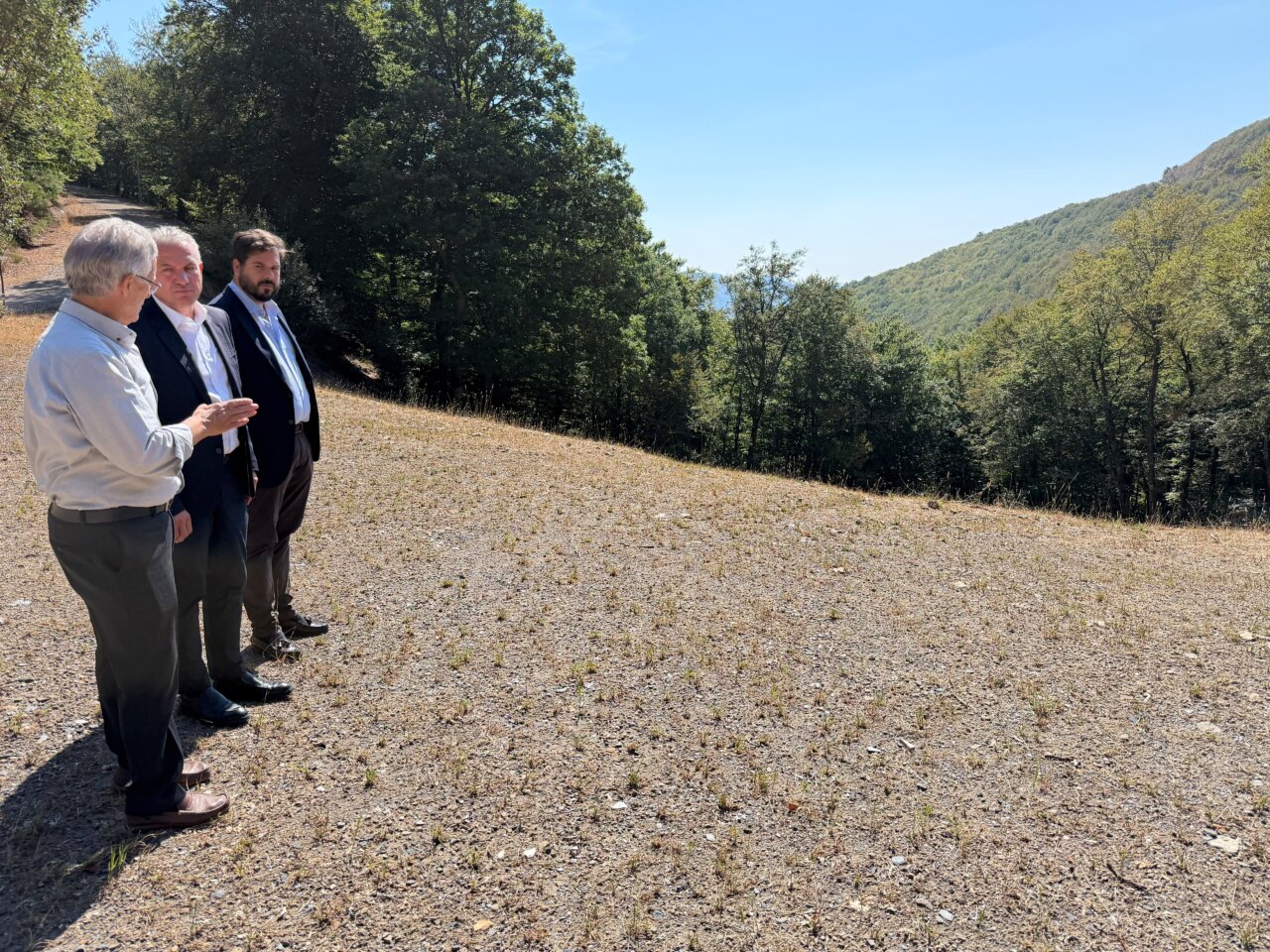 Tres hombres observan un terreno en Velilla del Río Carrión