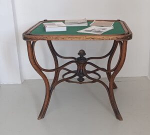Mesa de madera con objetos sobre ella en una instalación artística