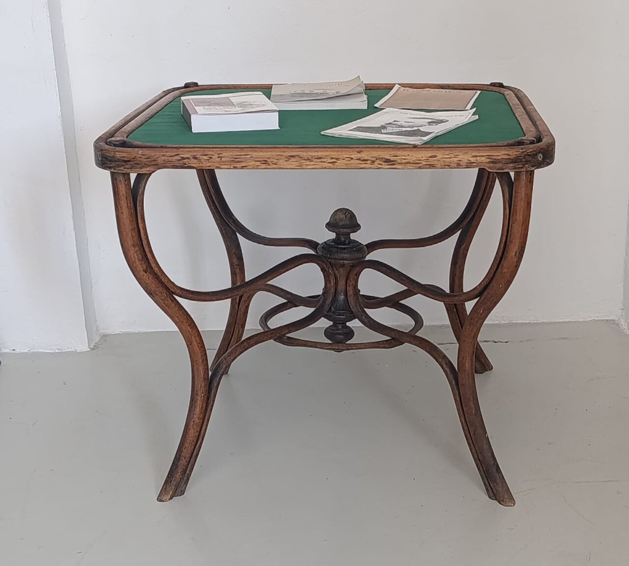 Mesa de madera con objetos sobre ella en una instalación artística