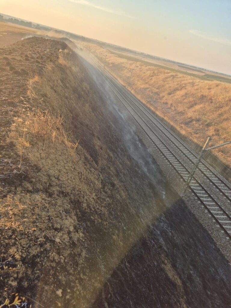 Incendio causado por tren de mercancías en Villada y Villalumbroso