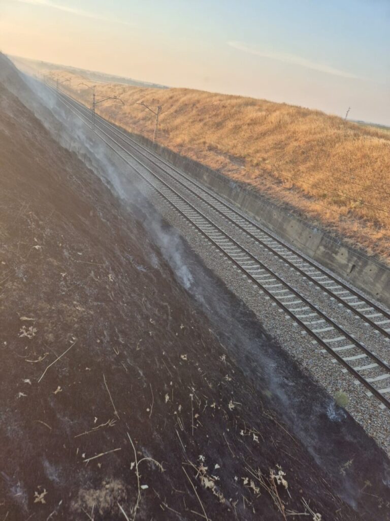 Vista de un incendio a lo largo de la vía del tren en Palencia