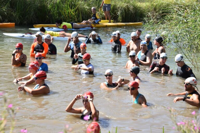 Participantes en el III Triatlón Cross en Boadilla del Camino en el agua