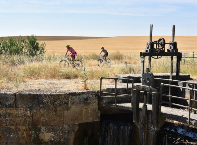 Dos ciclistas compiten en el Triatlón Cross de Boadilla del Camino.