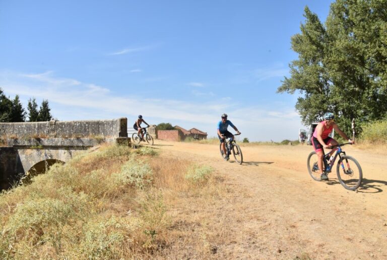 Triatletas compitiendo en el Triatlón Cross de Boadilla del Camino