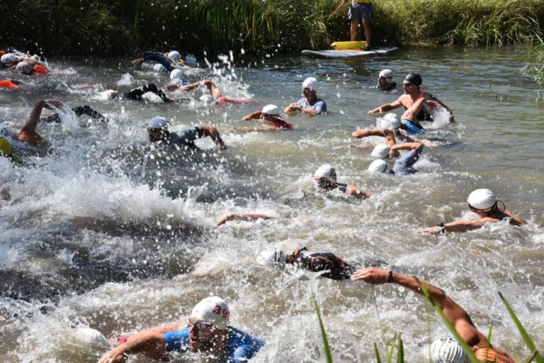 Triatletas nadando en el III Triatlón Cross de Boadilla del Camino