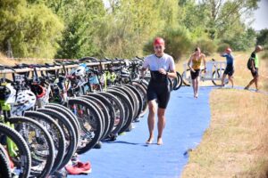 Triatletas compitiendo en el Triatlón Cross de Boadilla del Camino