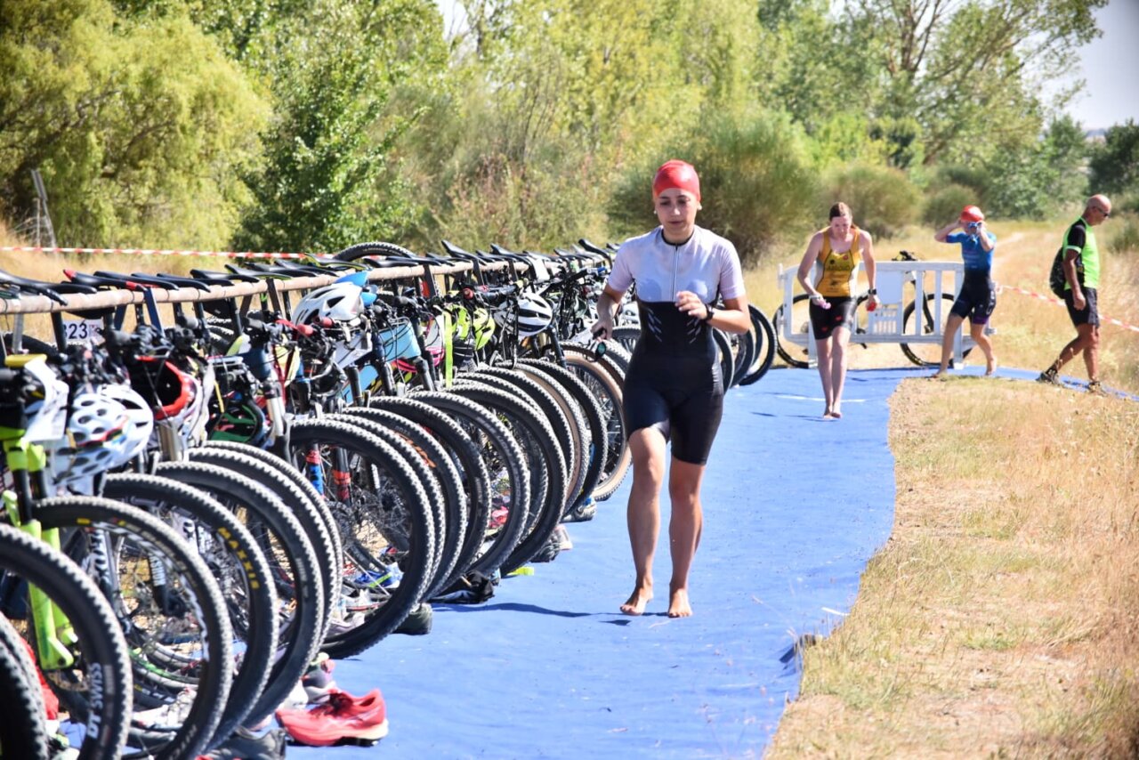 Triatletas compitiendo en el Triatlón Cross de Boadilla del Camino
