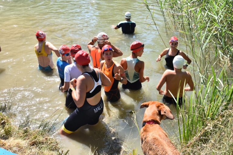 Triatletas preparándose para la prueba en el agua durante el triatlón.