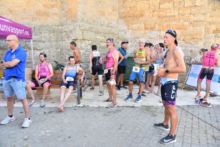 Participantes del triatlón cross en Boadilla del Camino esperando en la zona de descanso.