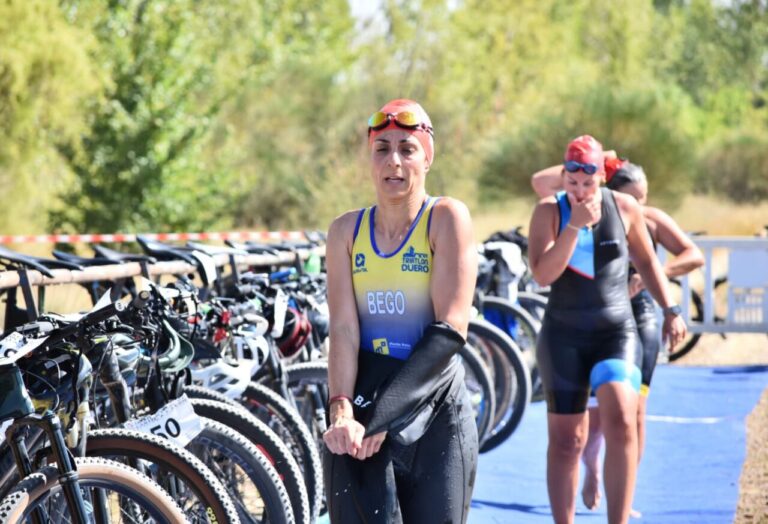 Participante del triatlón Cross en Boadilla del Camino preparándose para la prueba